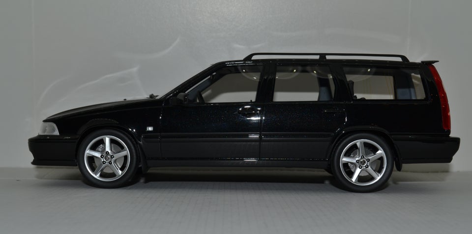 Modelbil, DNA Volvo V70R, skala 1:18