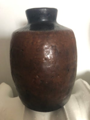 Keramik, Vase, Axel Brüel Nymølle, Vase i brune nuancer af 
Axel Brüel for Nymølle 
H 13 cm 
D 9 cm 