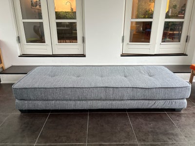 Daybed, stof, 3 pers. , Daybed, Daybed i lysegråt stof

B190 x H35 x D76 cm

Kan slås ud:

Udslået l