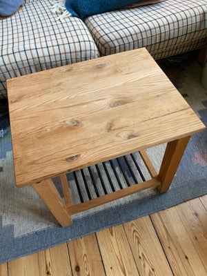 Sofabord, egetræ, b: 50 l: 40 h: 46, Fint træbord der har været brugt som sofabord med plads til bøg