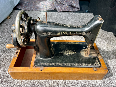 Symaskine, Singer Vintage, Model 99 håndsymaskine fra 1937. 
Maskinen virker men trænger til en kærl