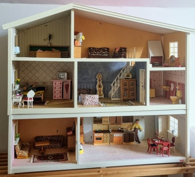 Dukkehus, Min datter sælger sit fine Lundby dukkehus med masser af retro møbler, dukker, tilbehør og