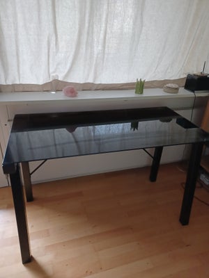 Skrivebord, Sort!, b: 120 d: 60 h: 77, Flot sort skrivebord, som også kan bruges til andre ting. Pla