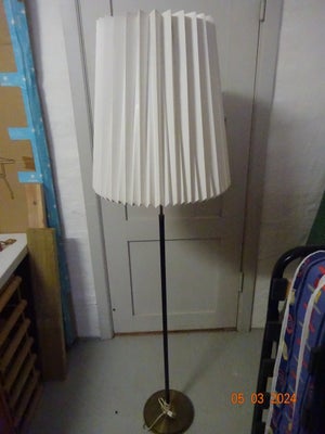 Gulvlampe, skærm Le Klint + stander, 1 stk. standerlampe med Le Klint skærm model 17-45.
Lampe højde