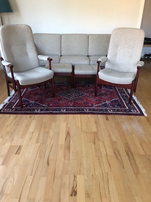 Sofagruppe, uld, 3 pers. , Farstrup, Sofa, 2 lænestole og 2 pufs i lys grå ren uld. God siddekomfort