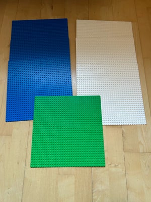 Lego andet, Classic, 7 stk lego classic plader med 32x32 knopper ( mål. 26x30,8)

Ingen sladder.

35