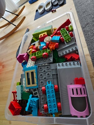 Lego Duplo, Alt muligt blandet, En stor kasse blandede duplo klodser, der er ingen figurer med. 

Sæ