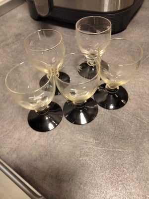 Glas, Øl glas/ snaps glas, Ældre øl glas med sort bund 
4,stk 10,5 cm høj ,- 6 cm diameter 

 5 stk 