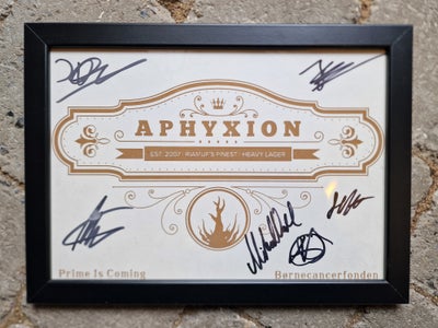 Autografer, Aphyxion Autografer, Aphyxion Merchandise (Metal) 

Billedramme m/fod

Signeret af bande