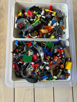 Lego blandet, Masser af blandet LEGO 
13,5 kg inkl plastikkasser( som følger med) 
Æskerne viser bar