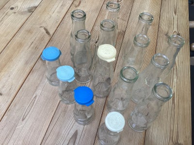 Glas, Mælkeflaser, Gamle mælkeflasker 
4 stk 1/10 L
11 stk 1/5 L
Sælges samlet for 180 kr.
