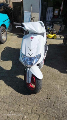 Kymco Vitality 50, 2014, 7020 km, Hvid, Hejsa der ude sælger denne meget pålidelig scooter for min f
