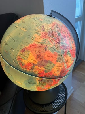 Globus lampe, Flot globus med lys. Diameter 30 cm. 
Virker perfekt, ledning med afbryder. 
Der er dy