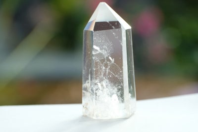 Smykker og sten, Krystal stav - Bjergkrystal, Vægt: ca 41 g

Højde; knap 5,5 cm

Bredde: ca 2,5 cm -
