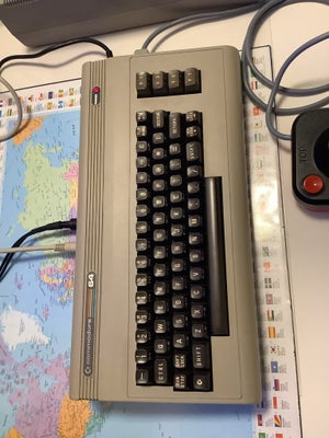 Commodore 64, spillekonsol, God, RESEVERET til Onsdag 20/11 til Lars.
Commodore 64 med 1541 Diskette