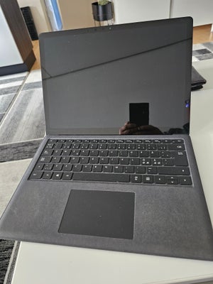 Microsoft Surface laptop 2 , I5  GHz, 8 GB ram, 256gb  GB harddisk, Ssd 
Windows 11 
Sælger denne su