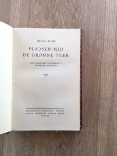 Pladsen med de grønne træer (Pragt bind), Helge Rode, emne: