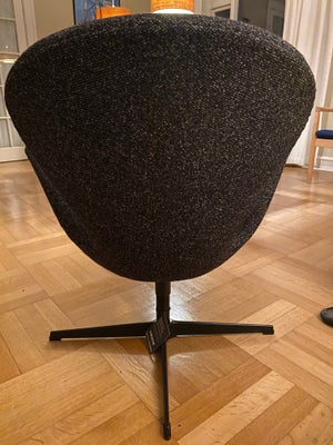 Arne Jacobsen, Svanen, Stol, Spritny stol købt og leveret i juni.  Desværre et fejlkøb.  Den er kun 