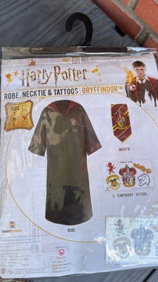 Harry Potter udklædning, Harry Potter kostume indeholdende:

- kappe (str. M. Passer højde omkring 1