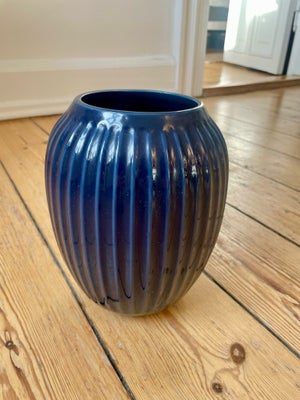 Vase, Vase, Kähler, Stor vase fra Kähler i (mørk) blå. Hammershøi, 21 cm høj. Sælger til halv pris —