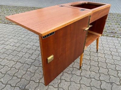 Symaskinebord, Aristo, Flot teak møbel med slå ud bordplade og siddeplads med benplads. Symaskinen e