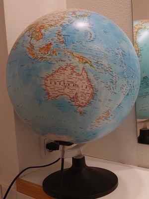 Anden bordlampe, Globus, Flot, velholdt og drejelig globus med lys. Ø30 cm, sort plast fod og tænd/s