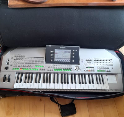 Keyboard, Yamaha Tyros 2, Fin brugt Tyros 2 sælges. 
Original yamaha taske medfølger. 
Spiller fint.