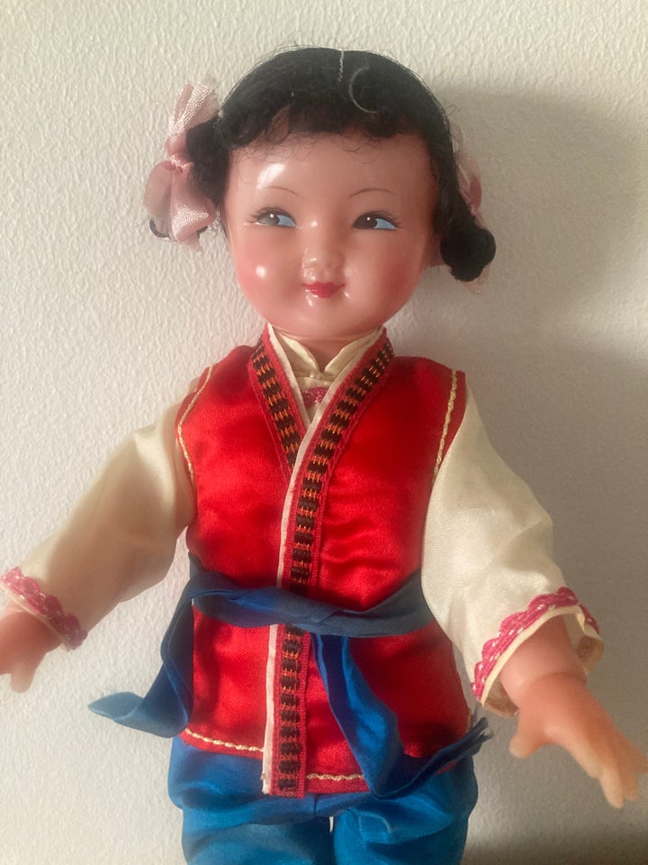 Andet, Asiatisk dukke i flot tøj
