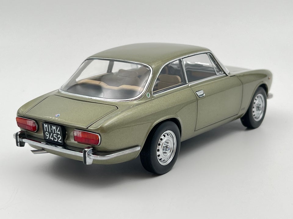 Modelbil, 1973 Alfa Romeo 2000 GTV, skala 1:18