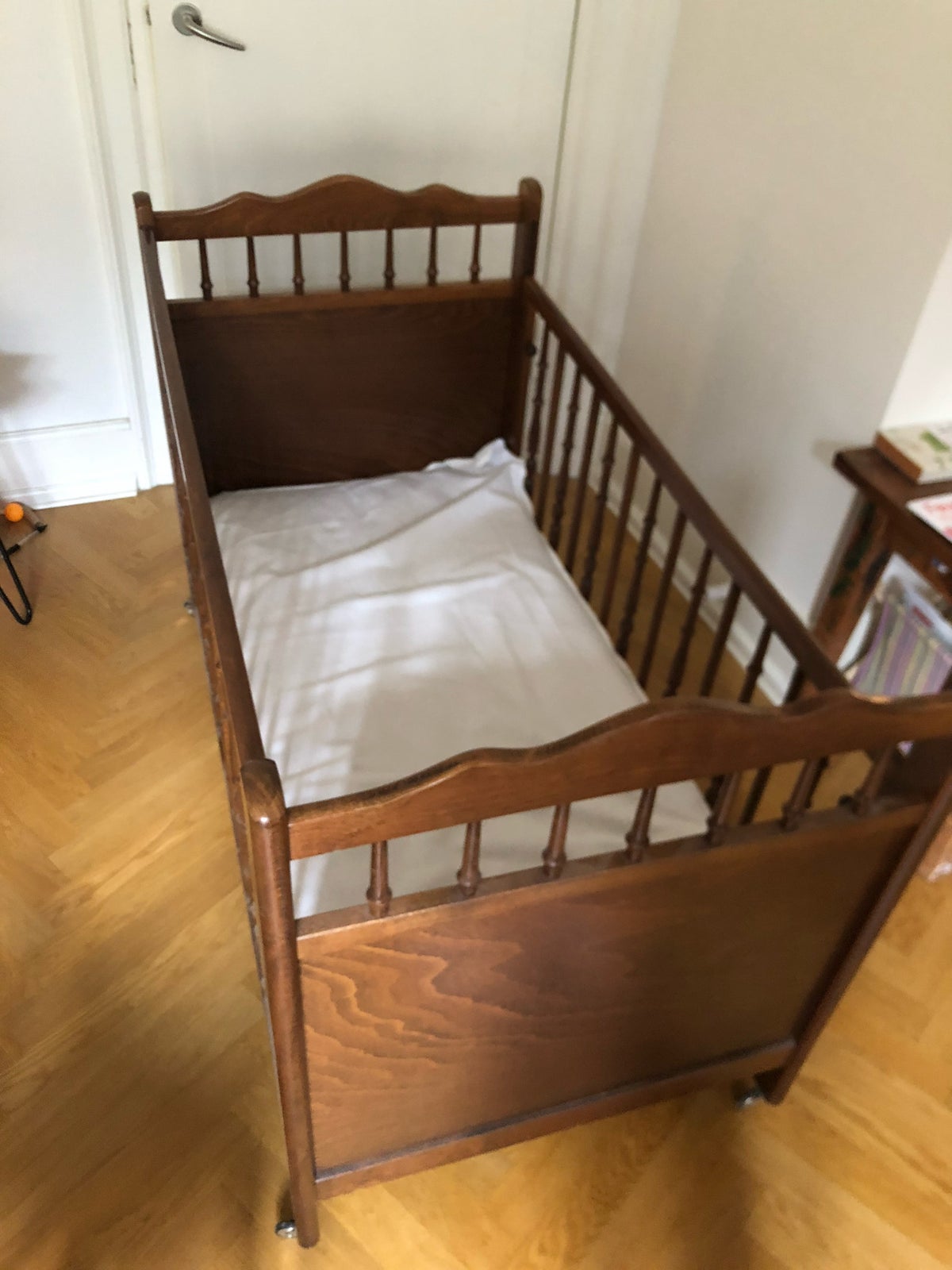 Babyseng, Antique Crib