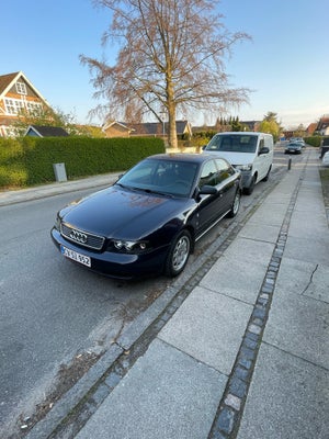 Audi A4, 1,8, Benzin, 1995, km 297000, blåmetal, træk, klimaanlæg, ABS, airbag, 4-dørs, centrallås, 