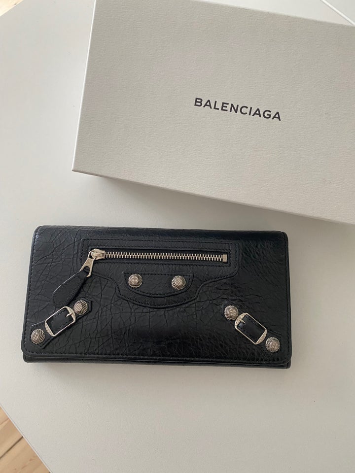 Pung, Balenciaga