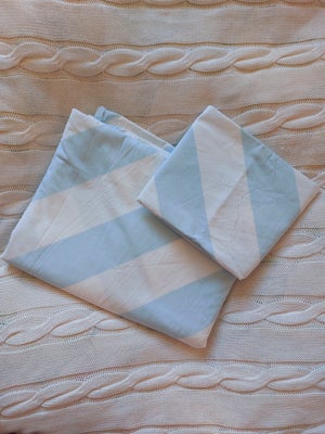 Sengetøj, Helt nyt sengetøj til enmands dyne. Det har lyseblå og hvide striber på tværs.
Det bredstr
