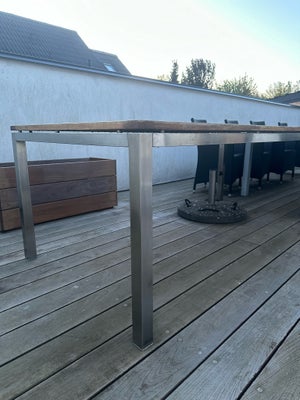 Havebord, Træ/stål, Superfint og velholdt havebord, med hul til parasol i midten
Måler 100 cm * 200 