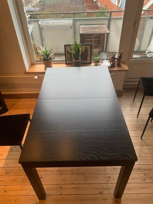 Spisebord, Ikea, Dette bord, brugt i et halvt år, er i super fin stand trods små skrammer. Den dybe 