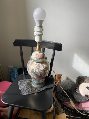 Anden bordlampe, ved Made en Japan, Meget meget smuk lille lampe. Højde med fatning
36 cm uden 39 cm