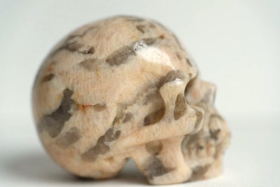 Smykker og sten, Krystal kranie  - Forstenet koral, Virkelig smukt og unikt kranie

Vægt: ca 44 g

L