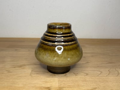 Keramik, Vase, Rørstrand, Lækker olivengrøn vase fra svenske Rørstrand i serien Bamboo.

Design : Ol