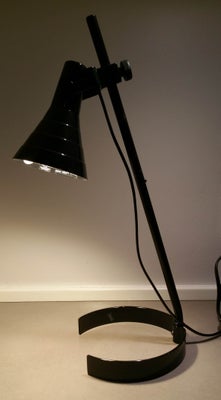 Skrivebordslampe, En sort lampe til skrivebord eller sengebord eller? kan justeres i højden.