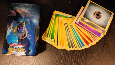Samlekort, Pokemon, Pokemon samlekort og tinæske - Trading Card Game
53 samlekort