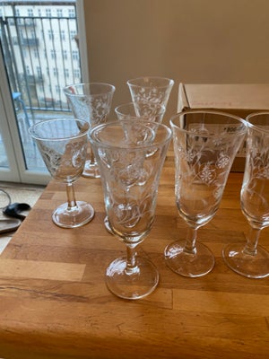 Glas, 26 vinglas i krystal, Fine vinglas i krystal.
Jeg tror, der er 28 glas - min mor pakkede dem s