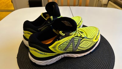 Sportssko, NewBalance, str. 43,  Gul,  _,  Næsten som ny, NewBalance 860v7_43_Gul_
Uffejo#sko 
Uffej