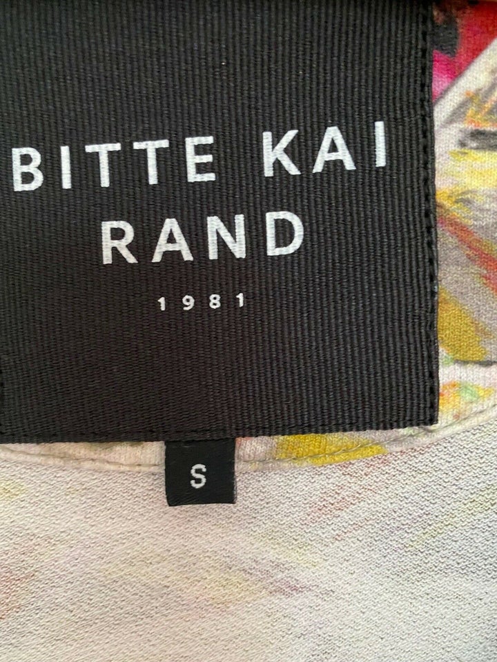 Anden kjole, Bitte Kai Rand, str. L