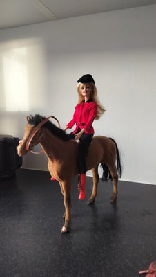 Barbie, Rytter Hest Ridetøj, Kvalitets Barbie Rytter med Led i benene i 
Ridetøj Vintage 
Meget fin 