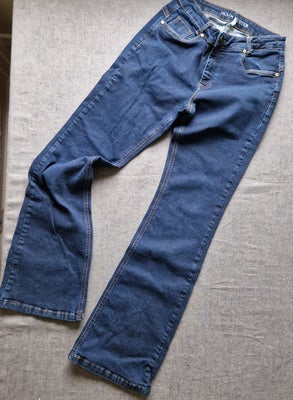 Jeans, Denim Hunter, str. 32,  Næsten som ny, Custom fit, bootcut, stretch.
Røg- og dyrefrit hjem.
