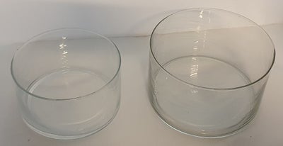 Vase, Glas skåle, 2 stk., 2 stk. glasskåle / glasvaser.
Den ene skål måler 14cm i diameter og 8cm i 