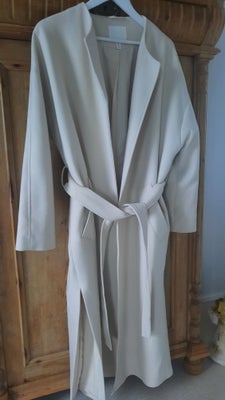 Frakke, str. 40, H&M,  Råhvid,  Polyester/viscose/elastan,  God men brugt, Smart lang vinter slåom f