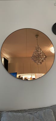Spejl , AYTM, Rundt spejl i Rosa. Spejlet måler 90 cm og fejler intet. Nypris 1,999 kr. 