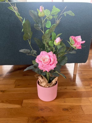 Stueplante, Kunstig rose, Kunstig lyserød rose sælges med lyserød potte.

66 cm høj med potte.