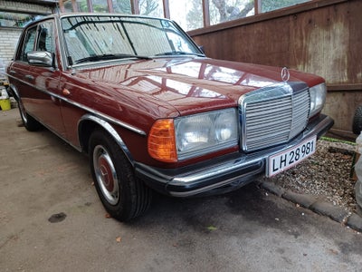Mercedes 240, Diesel, aut. 1982, km 350743, bordeaux, nysynet, ABS, 4-dørs, servostyring, VETERAN ; 